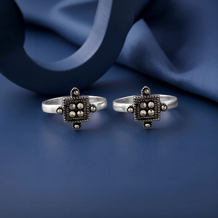 Oxidised Silver Chaturasra Toe Rings - Image 2