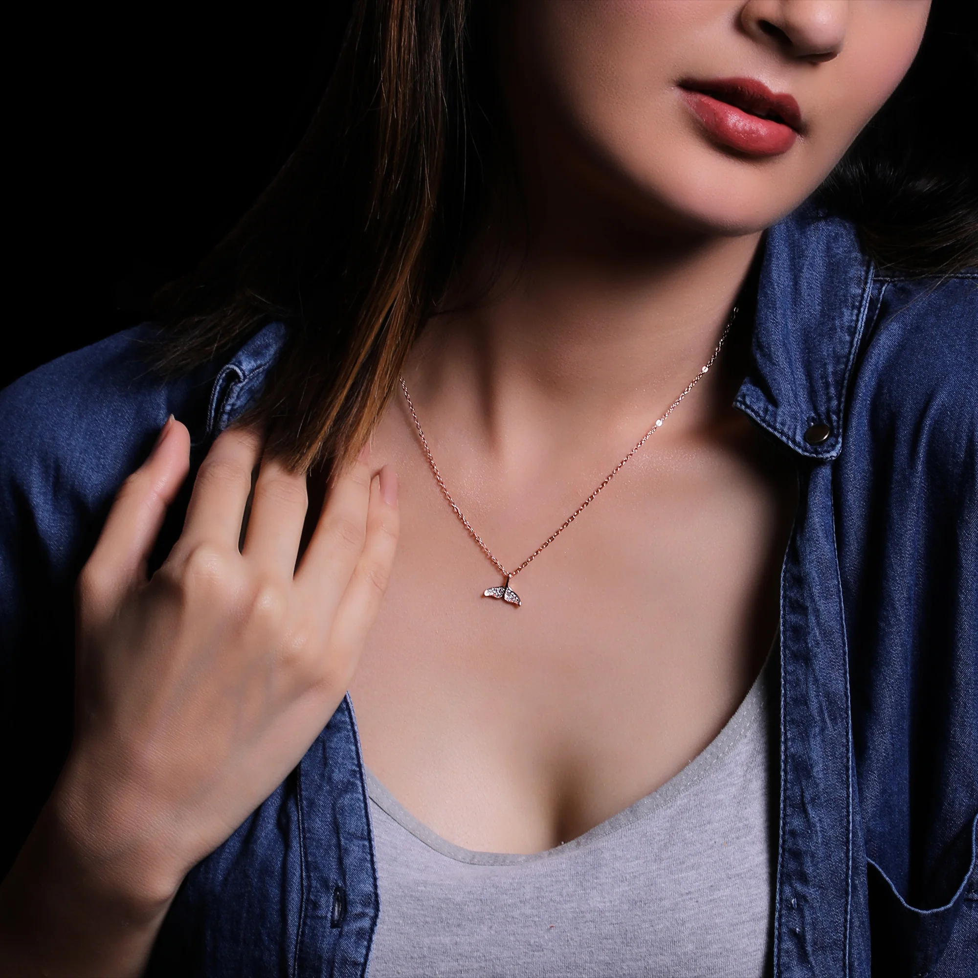 Anushka Sharma Rose Gold Dolphin Tail Necklace with Link Chain - Image 3