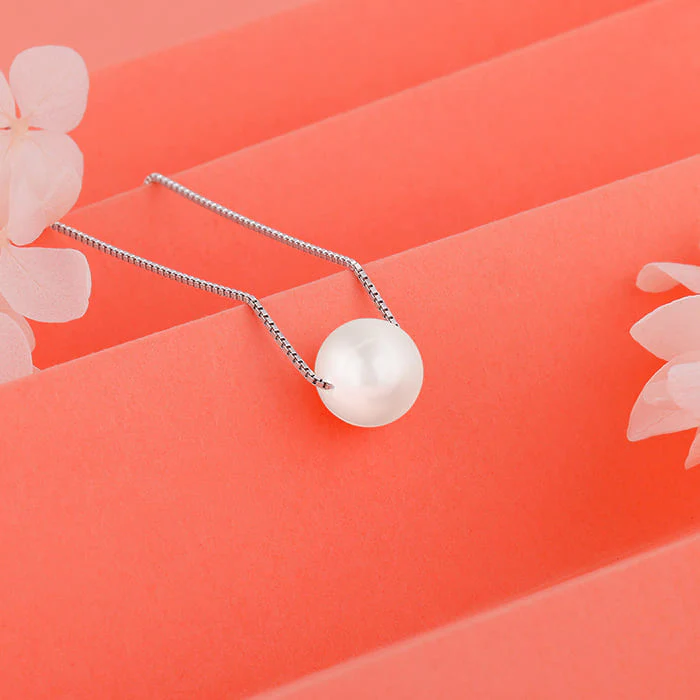 Anushka Sharma Silver White Pearl Moon Necklace - Image 2