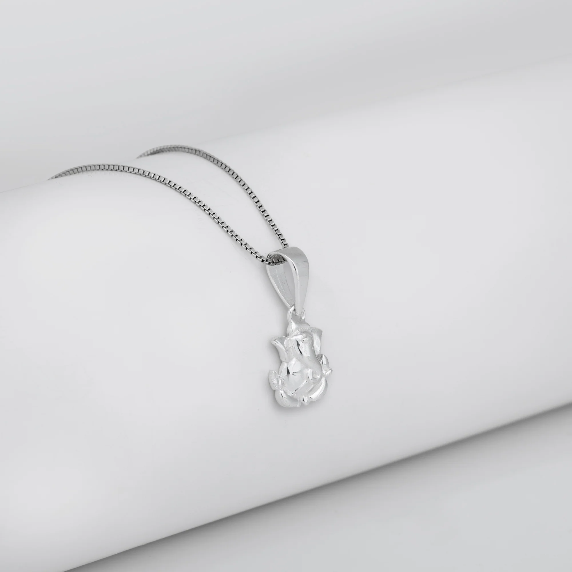 Silver Ganpati Pendant with Box Chain - Image 4